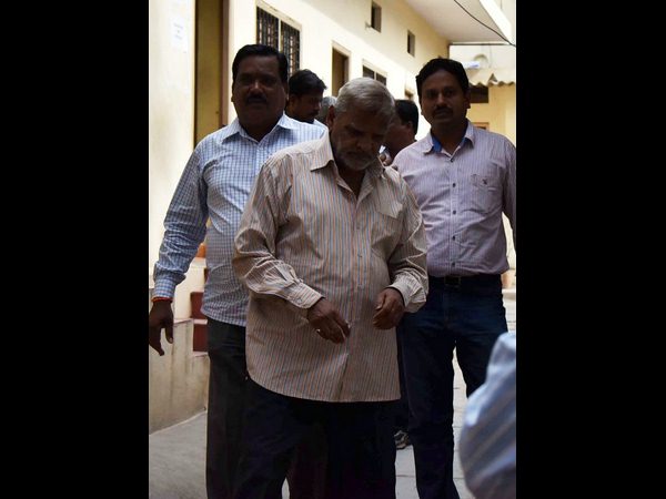 వెడ్డింగ్ కార్డుల తయారీ నుంచి..