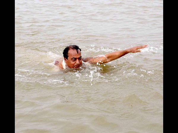 ఈత కొడుతున్న ఇంద్రకరణ్