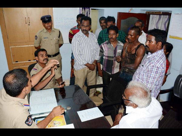 కార్మికుడి తల పగిలింది, సమ్మె ఉధృతం కార్మికుడి తల పగిలింది, సమ్మె ఉధృతం