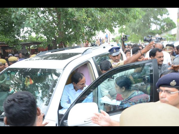 ప్రత్యూష - కెసిఆర్