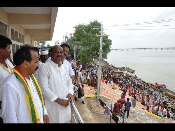 పుష్కర స్నానంకు వచ్చి, సదుపాయాలు పరిశీలిస్తున్న మంత్రి