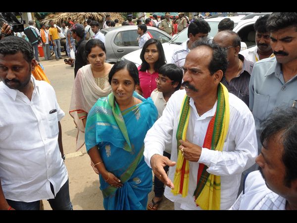 పుష్కర స్నానానికి వచ్చిన మంత్రి సునీత, కుటుంబ సభ్యులు.