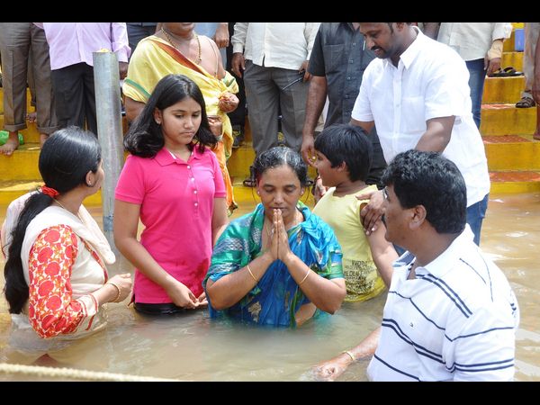పవిత్ర స్నానం చేస్తున్న సునీత