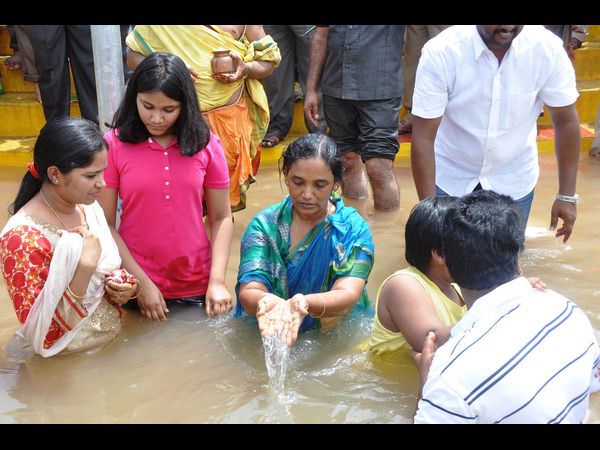 పవిత్ర స్నానం చేస్తున్న సునీత