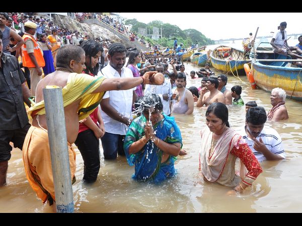 పవిత్ర స్నానం చేస్తున్న సునీత