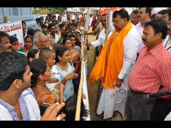 భక్తులతో..