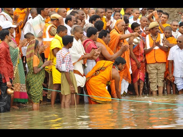 పూజలు చేస్తున్న స్వామిజీలు