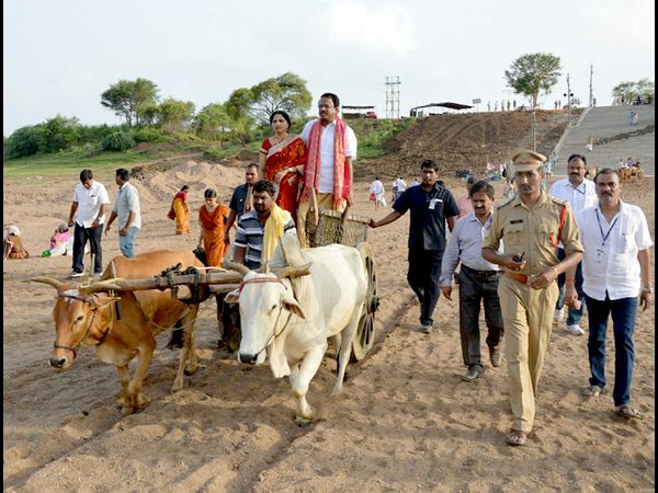 ఎద్దులబండిపై మంత్రి లక్ష్మారెడ్డి