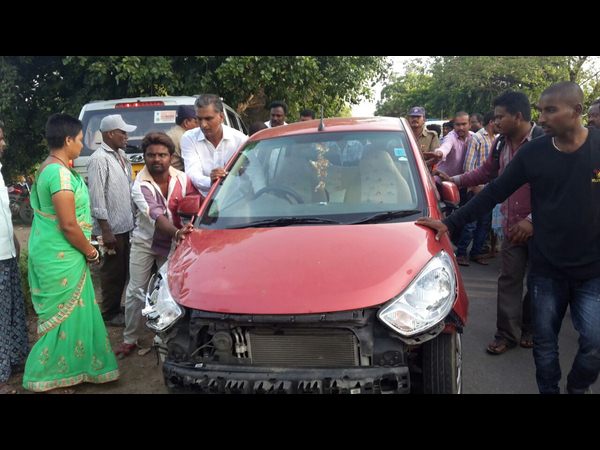 కారుతోస్తున్న మంత్రి హరీశ్