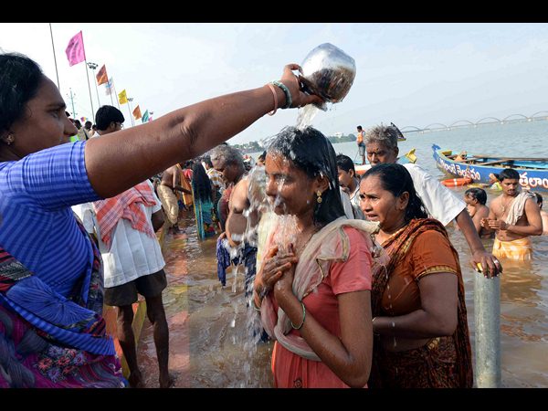 గోదావరి పుష్కర స్నానం