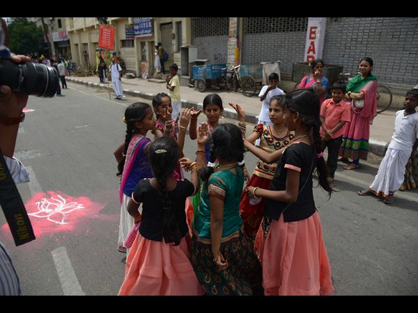 యాత్రలో చిన్నారుల ఆటలు