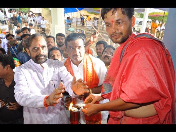 పుష్కరాల్లో బిజెపి నేతలు పుష్కరాల్లో బిజెపి నేతలు