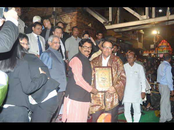 అఖండ హారతికి బాబు, ఈశ్వరన్ అఖండ హారతికి బాబు, ఈశ్వరన్