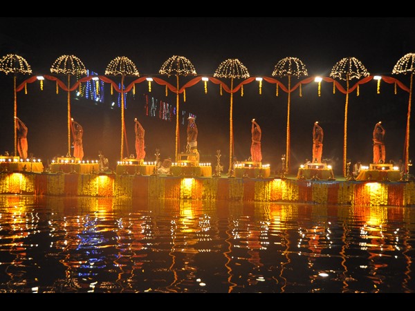 అఖండ హారతికి బాబు, ఈశ్వరన్ అఖండ హారతికి బాబు, ఈశ్వరన్