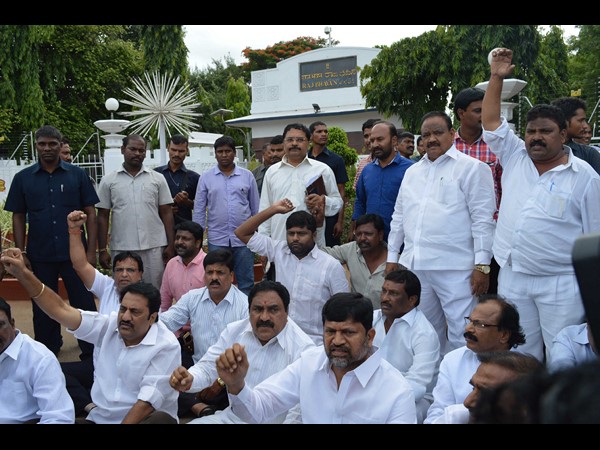 పార్లమెంట్లో టిఆర్ఎస్ ఆందోళన, గెలిస్తే... తలసానిపై ఎర్రబెల్లి సవాల్