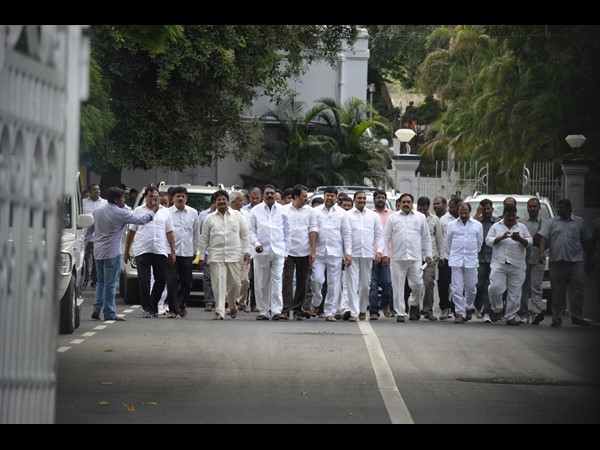 పార్లమెంట్లో టిఆర్ఎస్ ఆందోళన, గెలిస్తే... తలసానిపై ఎర్రబెల్లి సవాల్