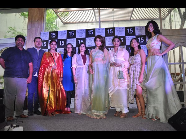 లాక్మే ఫ్యాషన్ వీక్: హొయలొలికించిన సినీ నటి రాశి ఖన్నా