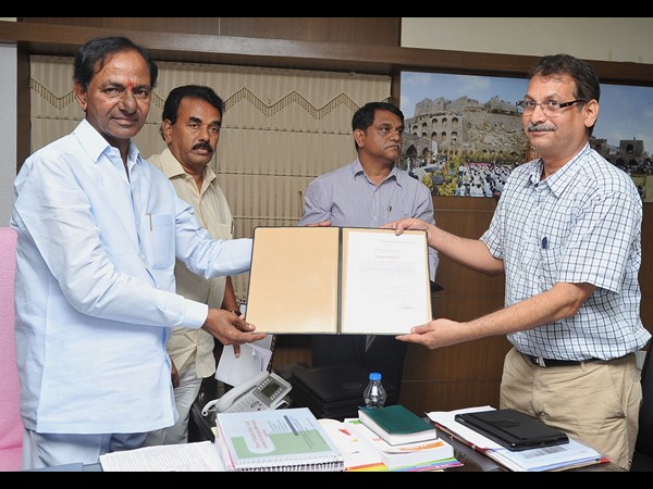  19 కంపెనీలకు అనుమతులు: స్వయంగా అందజేసిన కేసీఆర్