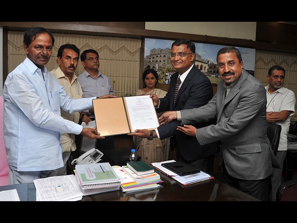  19 కంపెనీలకు అనుమతులు: స్వయంగా అందజేసిన కేసీఆర్