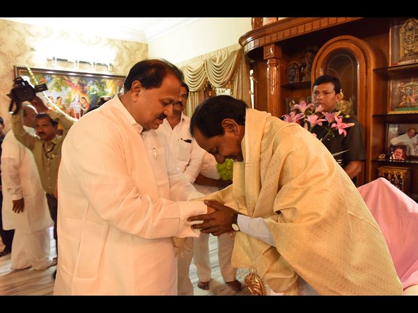 కెసిఆర్, డి శ్రీనివాస్