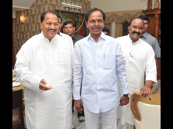 కెసిఆర్-డి శ్రీనివాస్