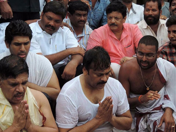 Chiranjeevi Takes Pushkar Bath at Rajahmundry Ghat