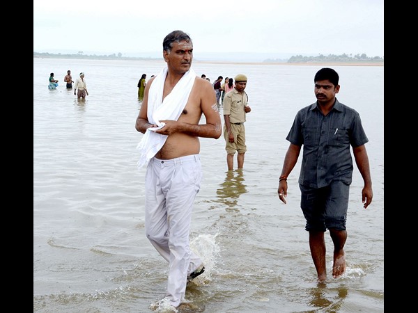 కాళేశ్వరంలో మంత్రి హరీశ్ సందడి 