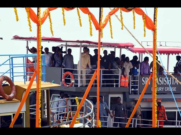 అఖండ హారతికి బాబా రాందేవ్, వెయ్యి మందితో కూచిపూడి 