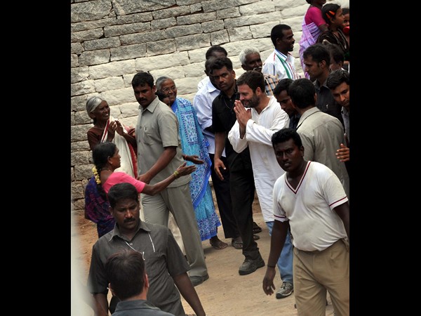  దళితుడి ఇంట్లో రాహుల్‌ భోజనం