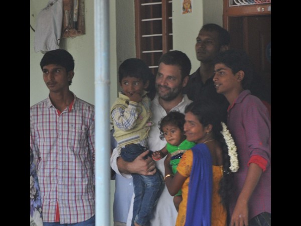 రూ. 50వేల ఆర్ధిక సాయాన్ని స్వయంగా అందజేసిన రాహుల్