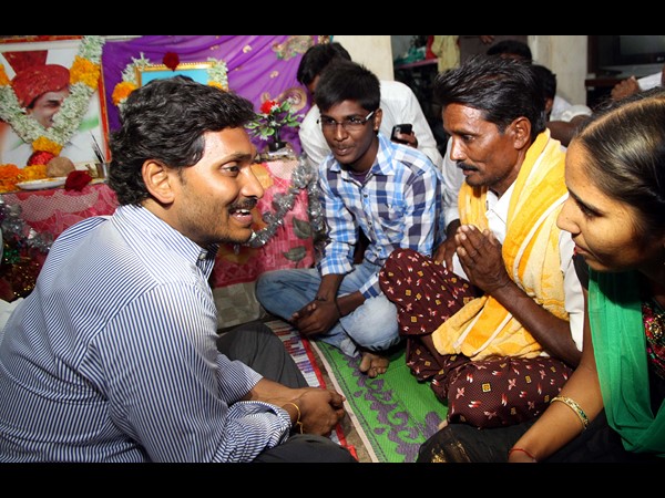 రాహుల్ నుంచి రాజకీయలు నేర్చుకోలేదు: వైయస్ జగన్(ఫోటోలు)