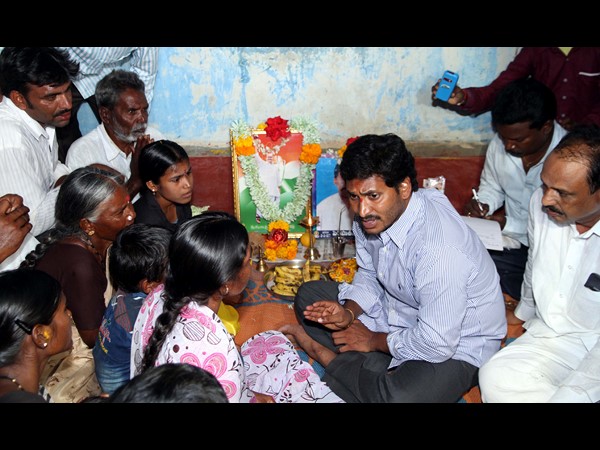  అవసరం ఉంటే దండలు, తీరిపోగానే బండలు: వైయస్ జగన్