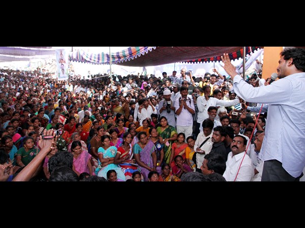 అవసరం ఉంటే దండలు, తీరిపోగానే బండలు: వైయస్ జగన్