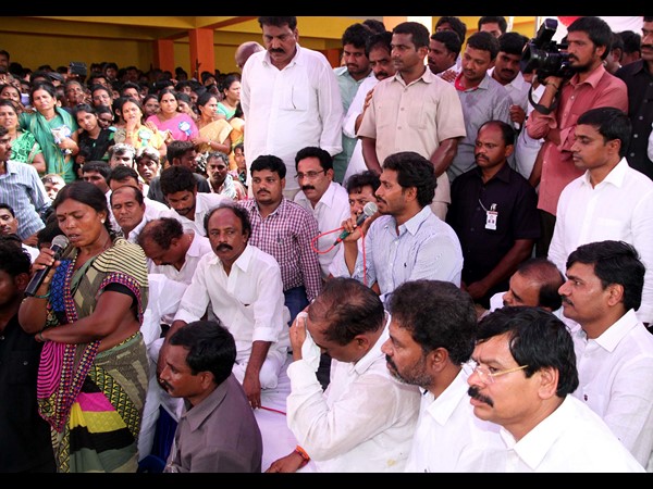  అవసరం ఉంటే దండలు, తీరిపోగానే బండలు: వైయస్ జగన్