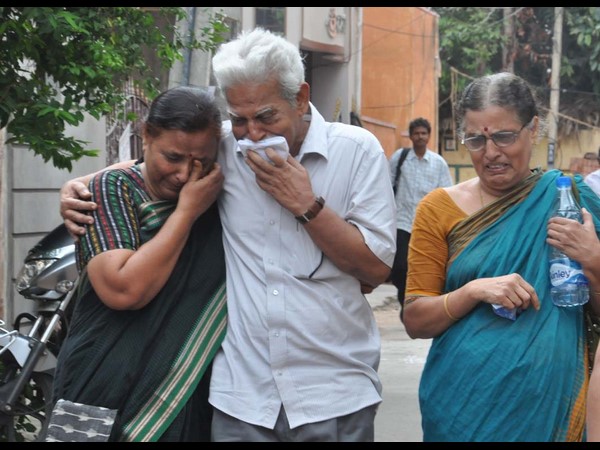 కన్నీటి వీడ్కోలు..