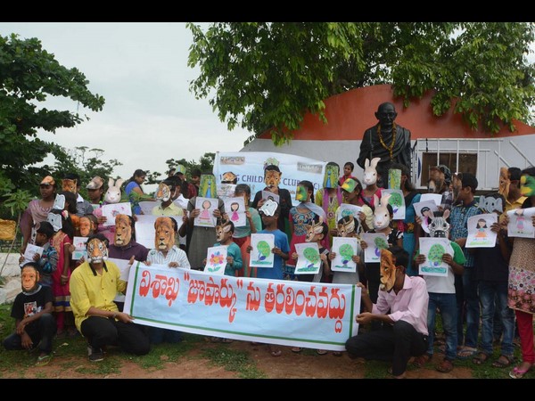 చిన్నారుల నిరసన