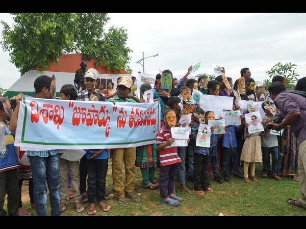 చిన్నారుల నిరసన