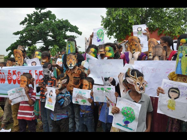 చిన్నారుల నిరసన