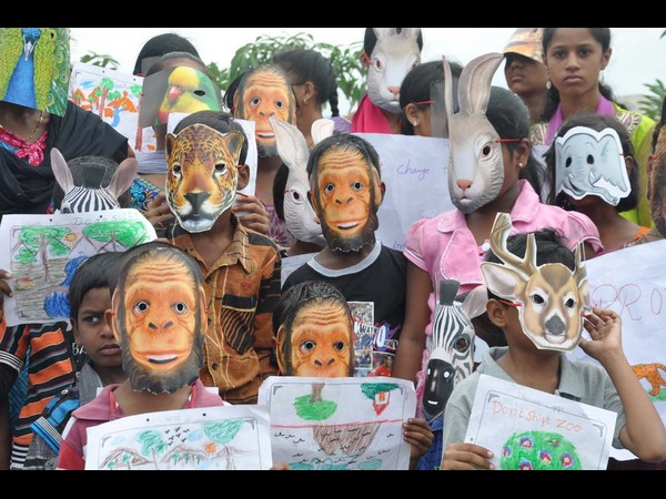 చిన్నారుల నిరసన