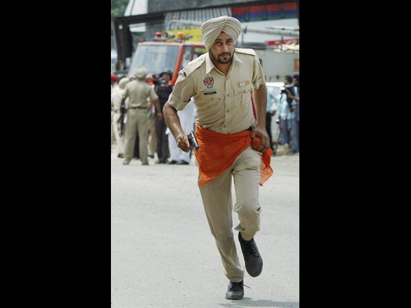 తుపాకీతో పోలీసు