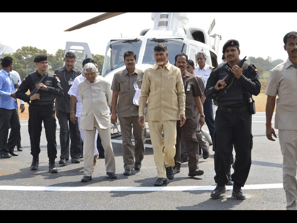 కలాంతో కలిసి వస్తూ చంద్రబాబు