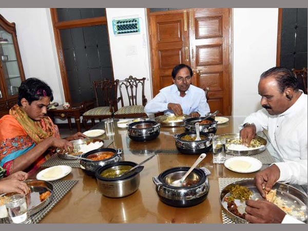 కెసిఆర్‌తో కలిసి ప్రత్యూష భోజనం