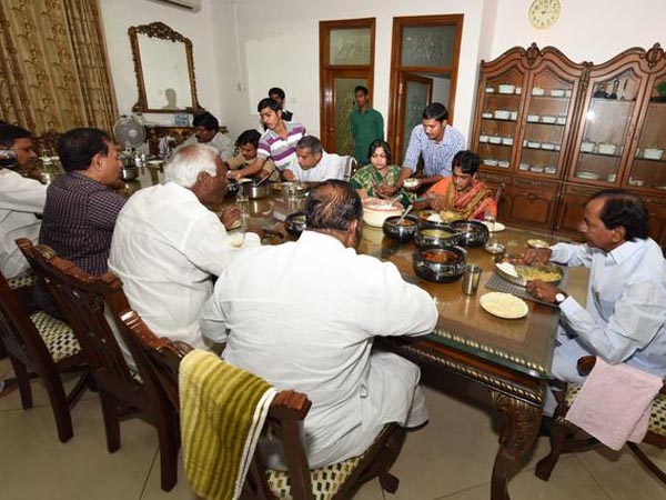 కెసిఆర్‌తో కలిసి ప్రత్యూష భోజనం