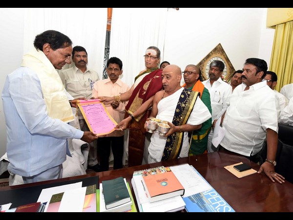 Ujjaini Mahankali Bonalu committee members invites CM KCR