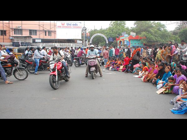 మహిళల నిరసన మహిళల నిరసన