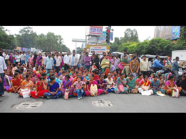 మహిళల నిరసన మహిళల నిరసన