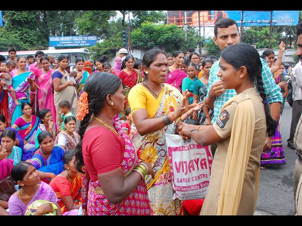 మహిళల నిరసన మహిళల నిరసన