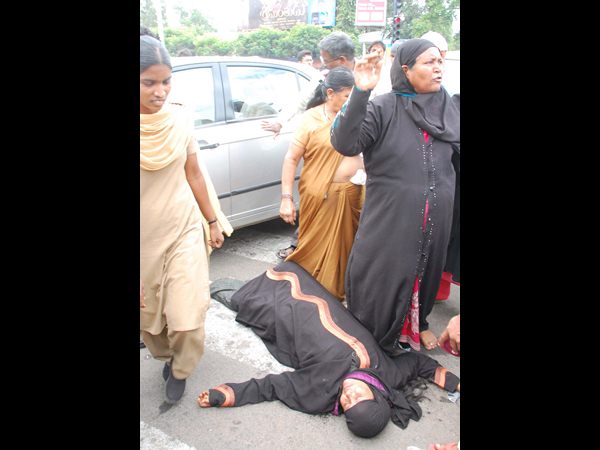 స్పృహ కోల్పోయిన మహిళ స్పృహ కోల్పోయిన మహిళ