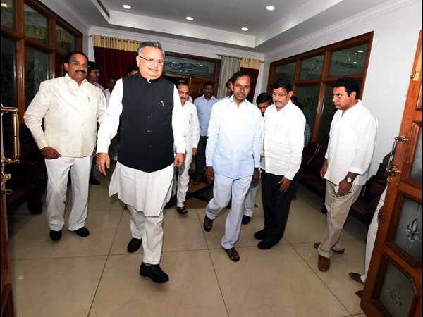  కేసీఆర్‌తో రమణ్‌సింగ్ భేటీ 