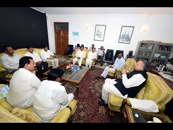  కేసీఆర్‌తో రమణ్‌సింగ్ భేటీ 